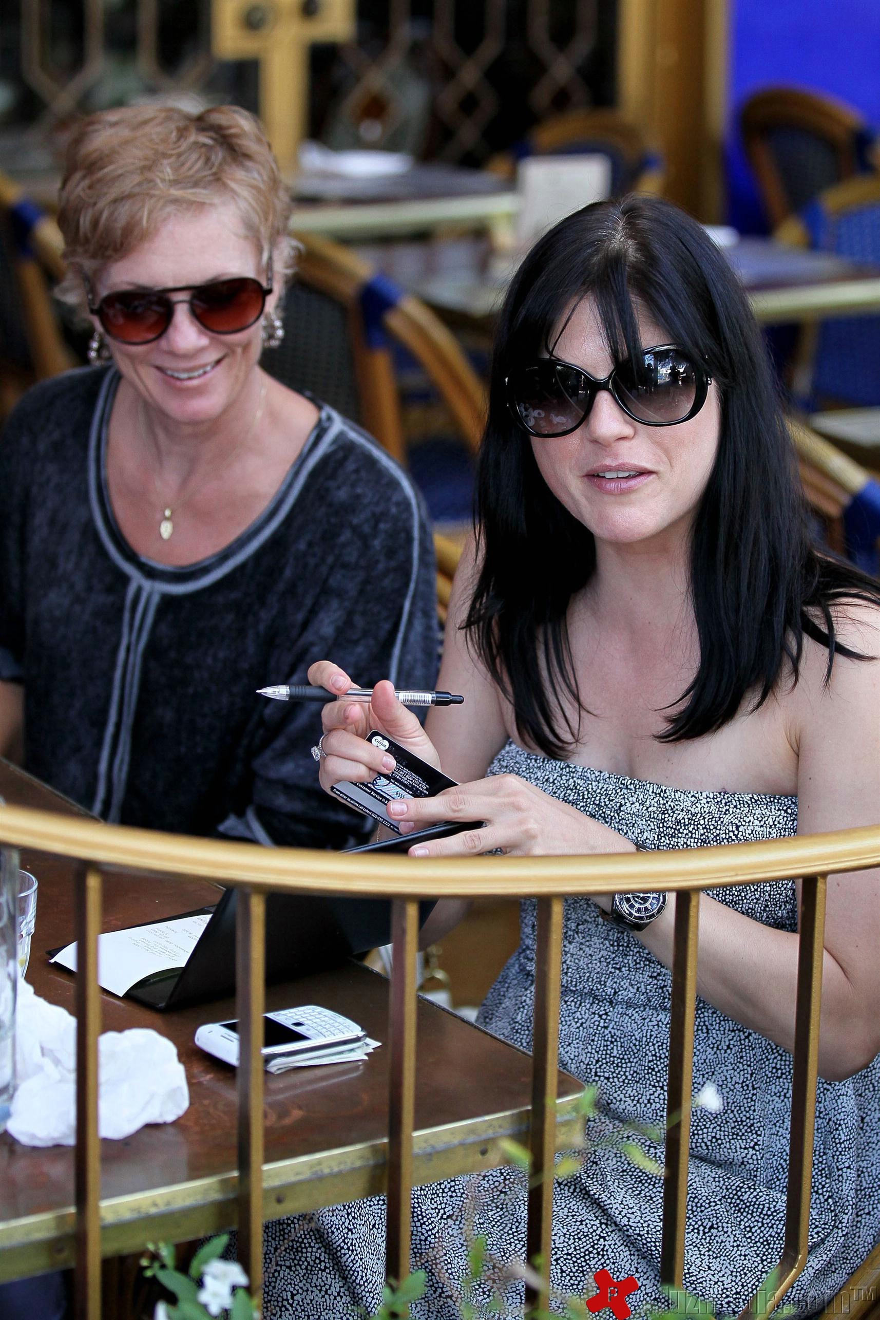 Selma Blair out to lunch with friends at The Little Door restaurant | Picture 89631